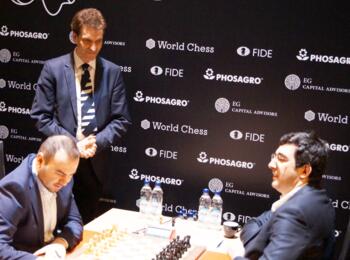 Martin Hoffmann am Brett von Schachrijar Mamedjarow und Wladimir Kramnik