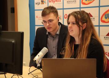 GM Frederik Svane zeigt seine zweite Siegpartie im Mitropacup bei SchachdeutschlandTV. Rechts Katharina Reinecke.