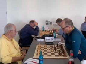 Turniersenior Wolfgang Kripp in seiner Partie gegen Matthias Schmidt