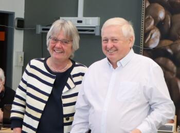 DSB-Präsidentin Ingrid Lauterbach und der mit der Goldenen Ehrennadel ausgezeichnete Peter Eberl