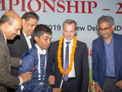 U18-Weltmeister R Praggnanandhaa auf der Bühne
