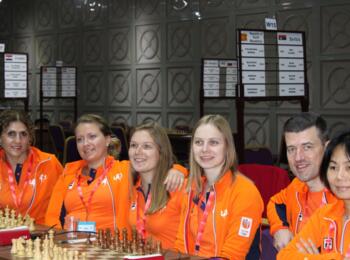 Der niederländische Frauen-Kapitän Jeroen Bosch mit seiner Mannschaft