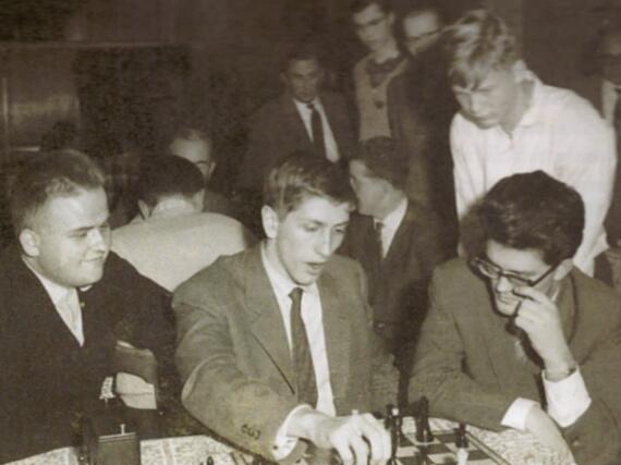 v.l.: Hans-Günter Kestler, Bobby Fischer, Lothar Schmid, dahinter Helmut Pfleger