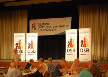 Die ersten Züge der Deutschen Senioren-Einzelmeisterschaften 2023. Im Hintergrund das neue Banner.