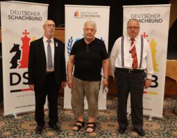 Altersklasse 65+ Nestoren: Turnierleiter Gerhard Meiwald, Klaus Klundt (1.) und Schiedsrichter Lothar Oettel
