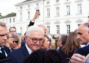 Der Bundespräsident und Ralf Schreiber von Bodyguards umgeben