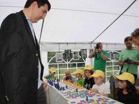 Wladimir Kramnik spielt gegen 25 Kinder gleichzeitig