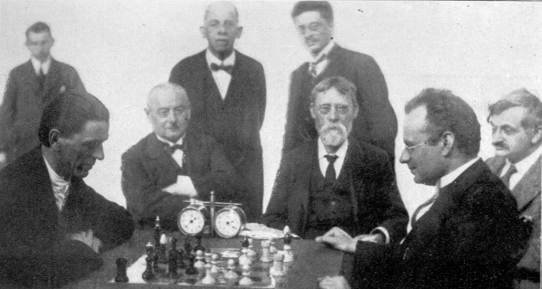 Emanuel Lasker (ganz rechts) als prominenter Kiebitz beim Turnier in Karlsbad 1923. Am Brett von links: Maróczy, Tietz, Burn und Nimzowitsch. Hinter Burn steht Kagan.
