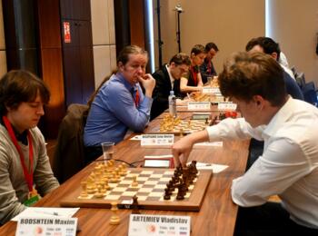 Maxim Rotstein gegen Wladislaw Artemjew, dahinter Liviu Dieter Nisipeanu gegen Kacper Piorun (11. Runde)
