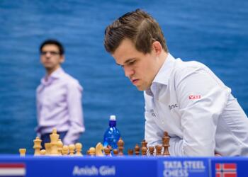 Magnus Carlsen, im Hintergrund Anish Giri
