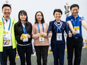 China: Shaoteng Ju (Kapitän Frauen), Wenjun Ju, Tingjie Lei, Hongwei Tian (FIDE-Delegierte), Jun Xu (Kapitän gemischte Mannschaft)