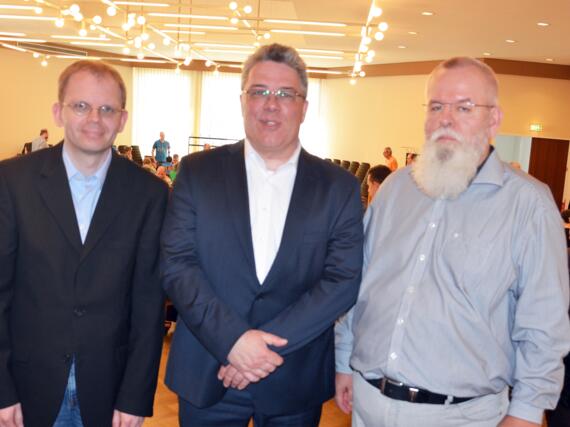 Oliver Kniest (1. Vorsitzender SG Solingen), Ullrich Krause und Ralf Chadt-Rausch (Vizepräsident Schachbund NRW)
