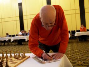 Robert Hübner signiert das Schach-Echo