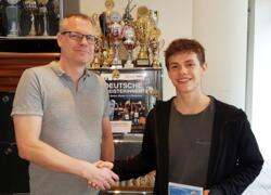 Alexander Krastev (rechts) gewann 2019 in Baden-Baden ein Blitzturnier, Roland Schmaltz gratuliert