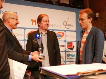 Zwei Sieger, ein Pokal. Georg Meier (rechts) nimmt ihn von Gernot Gauglitz (UKA) entgegen. Liviu Dieter Nisipeanu (mitte) verzichtet.