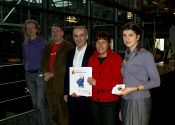 Kasparow begeistert vom Methodenkoffer - v.l.n.r. Stefan Löffler, Walter Rädler, Garri Kasparow, Kirsten Siebarth und Dascha Kasparow