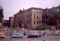Vom Krieg teilweise zerstörtes Taschenbergpalais (1990)