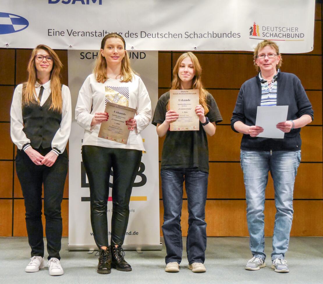Schiedsrichterin Sandra Schmidt mit den Besten der Frauenwertung: Bruna Geske, Michelle Trunz (beide Platz 1) und Sabine Schoknecht (3.)