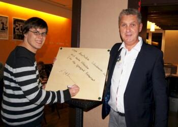 Signierung durch den Turniersieger: (v. links) Andreas Heimann / Zeljiko Krasulja, Sportpark-Restaurant