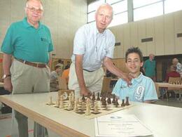 Sebastian erhält aus den Händen des Präsidenten des Badischen Schachverbandes, Fritz Meyer, das Abzeichen für den FIDE-Titel Internationaler Meister. Die Ehrung fand im Rahmen des Neuhausener Opens 2005 statt.