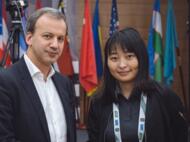 FIDE-Präsident Arkadij Dworkowitsch mit Ju Wenjun