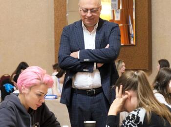 FIDE-Vizepräsident Surab Asmaiparaschwili schaut bei WFM Georgia Grapsa (Griechenland) und Sarah Papp zu (6. Runde)