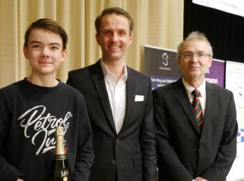 Ehrung für die beste Partie: Philipp Mester (beste Partie), Hoteldirektor (er spendierte die Flasche Champagner) und GM Thomas Pähtz