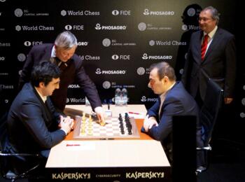 Anatoli Karpow macht den symbolischen ersten Zug am Brett von Wladimir Kramnik und Schachrijar Mamedjarow. Rechts Klaus Deventer.