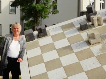 Ingrid Lauterbach (DSB-Präsidentin) an der 2017 eingeweihten Schachskulptur der Geraer Hofmann Betonbau GmbH
