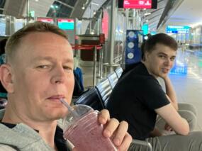 Jan Gustafsson und Rasmus Svane auf dem Flughafen in Dubai