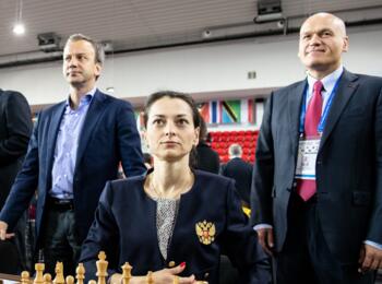 FIDE-Präsident Arkadi Dworkowitsch, Alexandra Kostenjuk und Andrej Filatow