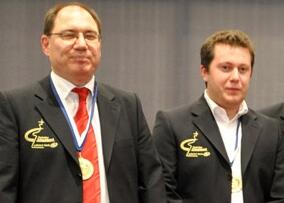 Uwe Bönsch und Arkadij Naiditsch bei der EM-Siegerehrung