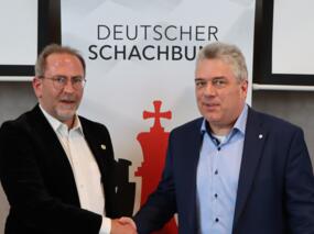 Beim Kongress 2022 in Ulm sprach der damalige DSB-Präsident Ullrich Krause (rechts) Holger Schröck seinen Dank aus. Nun folgte die Ehrung für sein Lebenswerk.