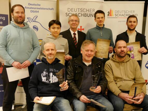 Preisträger Gruppe A mit GM Thomas Pähtz (hinten Mitte)