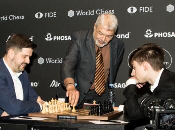 5. Tag: Frederic Friedel (ChessBase) beim symbolischen ersten Zug