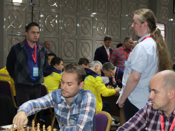 Alexander Naumann und Liviu Dieter Nisipeanu neben dem Wettkampf zwischen Aserbaidschan und Kroatien