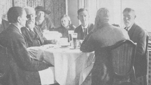 Karlsbad 1923 – „englischer“ Tisch, von links Maroczy, Teichmann, Yates, Burn und Sir Thomas (von hinten)