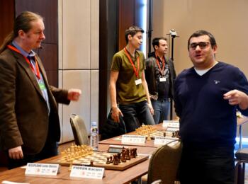 Liviu Dieter Nisipeanu (l.) im Gespräch mit Sergej Movsesjan (11. Runde)