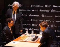 FIDE-Vizepräsident Israel Gelfer, Fabiano Caruana und Sergej Karjakin