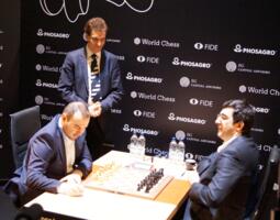 Martin Hoffmann am Brett von Schachrijar Mamedjarow und Wladimir Kramnik