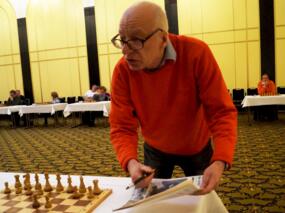 Robert Hübner signiert das Schach-Echo