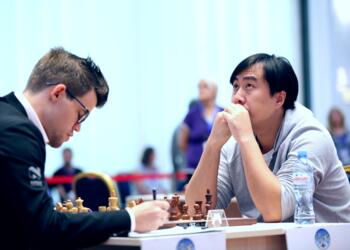 Bu Xiangzhi, links Magnus Carlsen