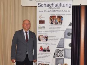 Dr. Gerhard Köhler neben dem Roll-Up seiner Schachstiftung