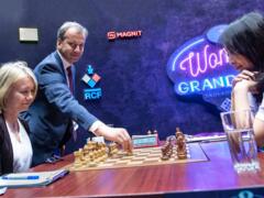 FIDE-Präsident Arkadij Dworkowitsch macht den ersten Zug am Brett von Pia Cramling und Ju Wenjun