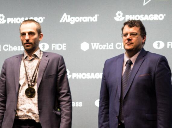 Sieger Alexander Grischuk und FIDE-Generaldirektor Emil Sutovsky