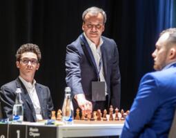 FIDE-Präsident Arkadij Dworkowitsch beim symbolischen 1. Zug am 1. Brett von Fabiano Caruana gegen Maxim Tschigajew