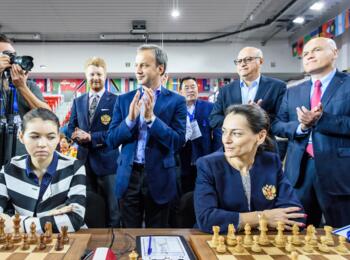 Alexandra Gorjatschkina und Alexandra Kostenjuk, dahinter FIDE-Präsident Arkadi Dworkowitsch, ECU-Präsident Surab Asmaiparaschwili und Andrej Filatow