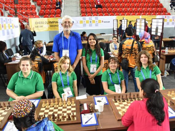 ICCD in Runde 3: Natalja Mironenko, Olga Lagutina, Olga Gerasimowa und Annegret Mucha - dahinter stehend Kapitän Phillip Gardner und Malika Handa. Im Hintergrund spielt Malaysia gegen Russland.