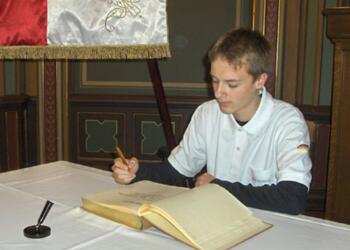 Falko Bindrich trägt sich 2007 in das Goldene Buch seiner Heimatstadt Zittau ein, nachdem er Großmeister wurde