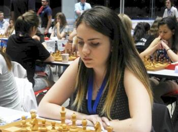 WGM Nurgyul Salimova, Elo 2416, machte 6 aus 7 am 1. Brett für Bulgarien 1